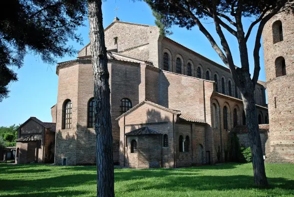 Il luogo: Esterno della basilica di Sant'Apollinare in Classe, accanto alla Casa dei Ragazzi dove si allestisce il presepe