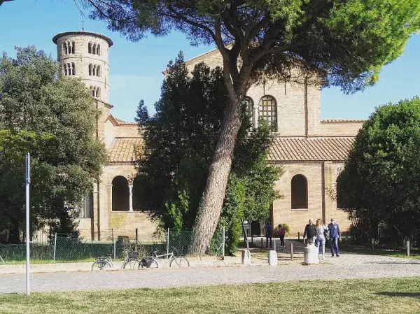 Veduta esterna della basilica di Sant'Apollinare in Classe, meta della processione della vigilia