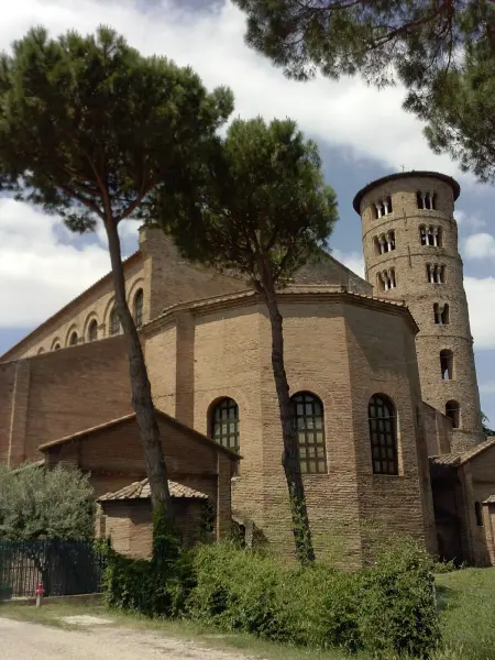 La basilica e il campanile di Sant'Apollinare in Classe