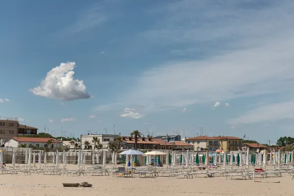 Il luogo: La spiaggia di Porto Garibaldi, dove si trova il piazzale del Bagno Paradiso