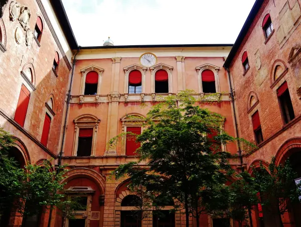 Vista del cortile interno di Palazzo d'Accursio a Bologna