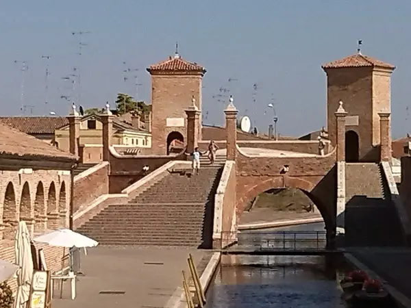 Il luogo: Il ponte dei Trepponti di Comacchio, scenario della rappresentazione della Natività