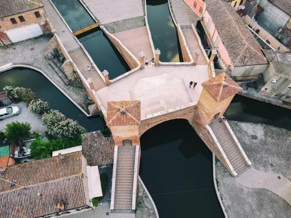 Veduta del ponte dei Trepponti nel centro storico di Comacchio