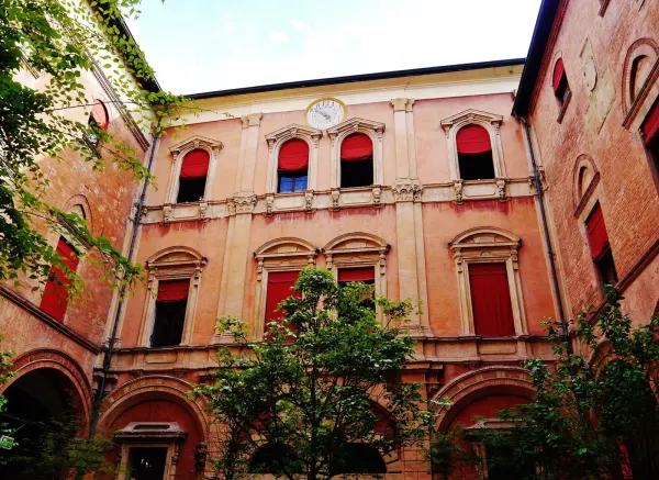 Il cortile porticato di Palazzo d'Accursio
