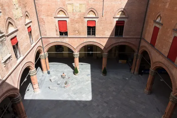 Il cortile di Palazzo d'Accursio, con i portici e le logge