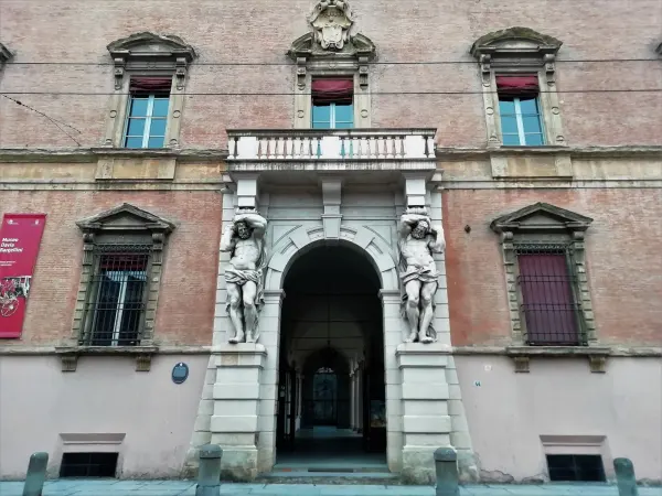 Il luogo: Ingresso del Museo Davia Bargellini a Bologna