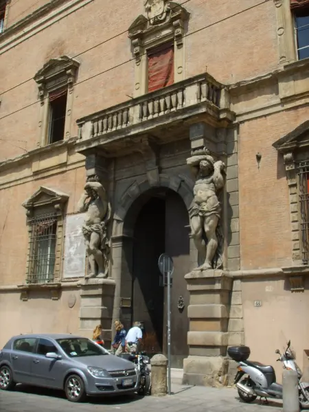 Dettaglio architettonico del portale di Palazzo Davia Bargellini