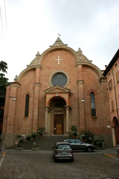 Il luogo: La facciata della chiesa di San Giovanni in Monte, sede della rassegna