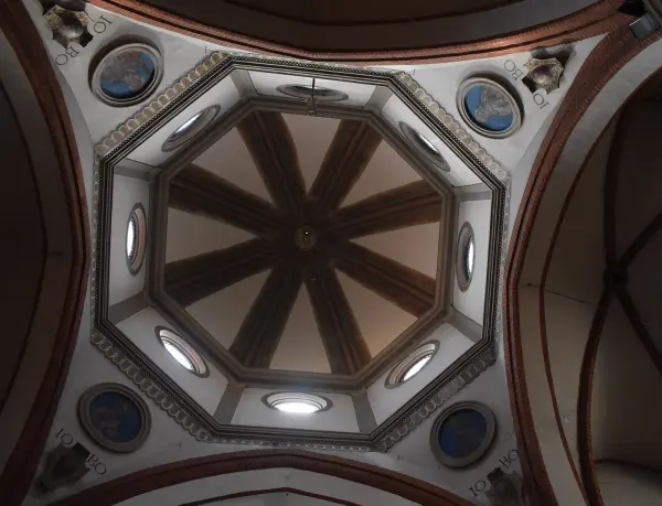 L'interno e la cupola della chiesa di San Giovanni in Monte