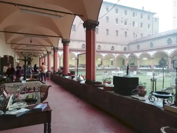 Il luogo: I portici del chiostro della Basilica di San Francesco a Bologna, dove ogni anno si allestisce il presepe meccanico