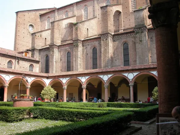 Veduta del chiostro della Basilica di San Francesco a Bologna