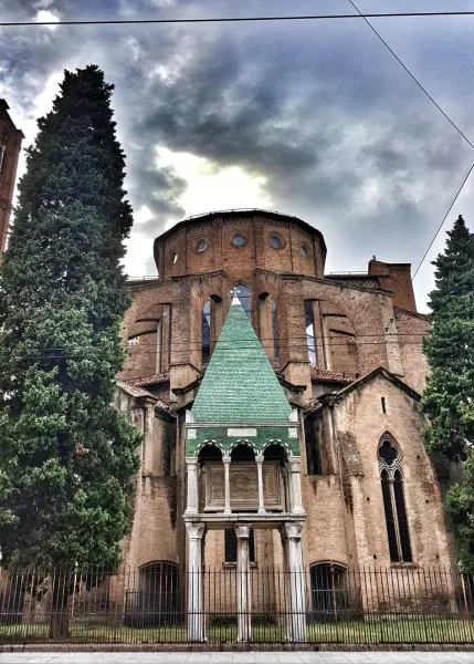 La facciata esterna della Basilica di San Francesco a Bologna