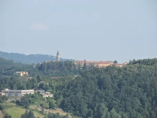 Il capoluogo di Monghidoro visto dal Monte Rocca di Cavrenno, con il campanile della chiesa di Santa Maria Assunta.