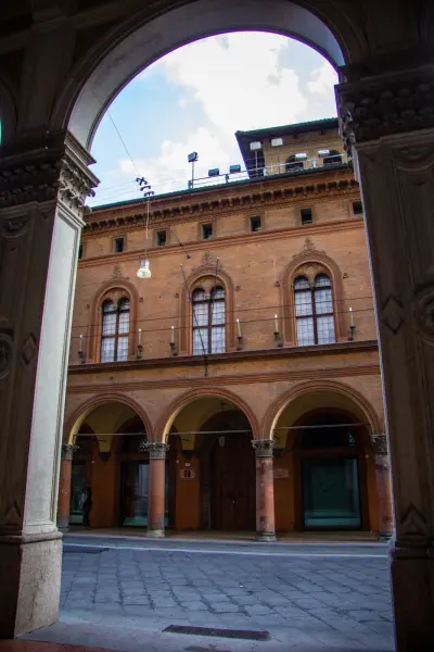 Il luogo: Casa Saraceni, in via Farini a Bologna, sede della mostra