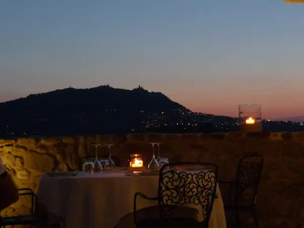 Albereto, la terrazza dentro le mura con il Titano sullo sfondo