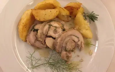 Coniglio arrotolato con il finocchio selvatico e le patate