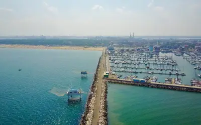 La diga foranea di Marina di Ravenna con i capanni da pesca, vista dall'alto