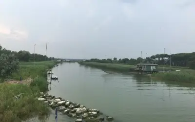 La foce del Lamone a Marina Romea, con un capanno da pesca