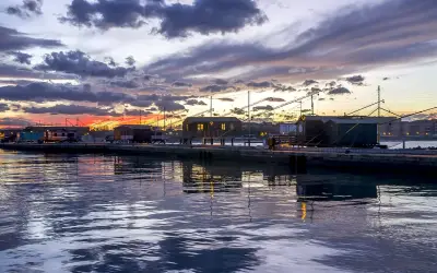 Capanni da pesca al tramonto sul porto canale di Cesenatico