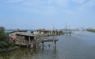 Vecchi capanni da pesca in legno sulla pialassa, Pineta di San Vitale