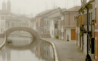 La prima nebbia d'autunno sui canali di Comacchio