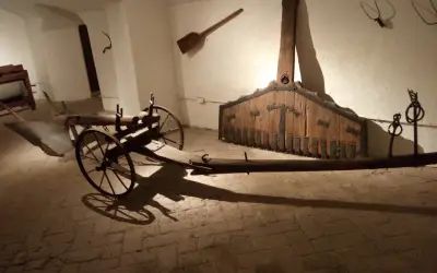 Un giogo da buoi con la caveja, il ferro che teneva lontano il Mazapégul
