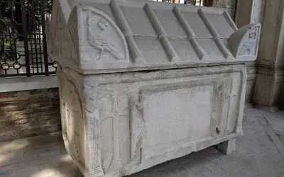 Il sarcofago nel quadrarco di Braccioforte, accanto alla tomba di Dante a Ravenna