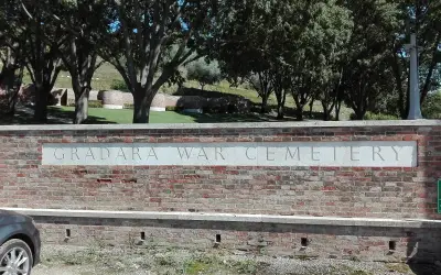 L'ingresso del Gradara War Cemetery, con la Croce del Sacrificio