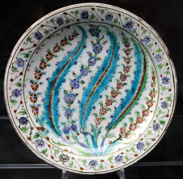 Piatto di Iznik, 1590 circa, Museo Internazionale delle Ceramiche di Faenza