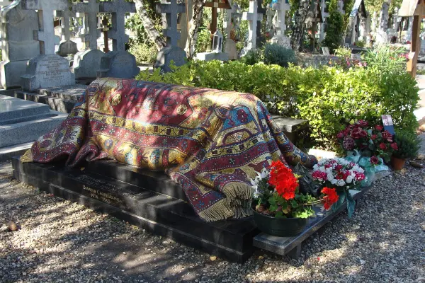 La tomba di Rudolf Nureyev a Sainte-Geneviève-des-Bois, mosaico di Akomena