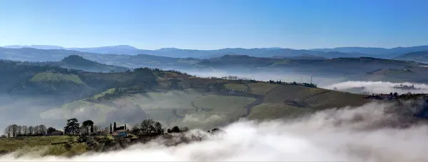 Crinali uno dietro l'altro e nebbia nei fondovalle, Appennino romagnolo