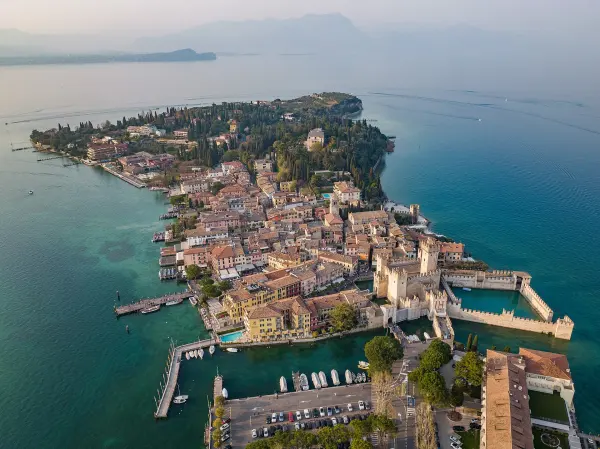 Sirmione sul Lago di Garda vista dall'alto