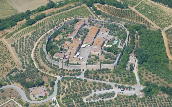 Monteriggioni e le sue mura viste dall'alto