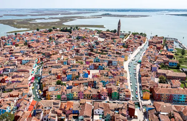 Le case colorate di Burano viste dall'alto
