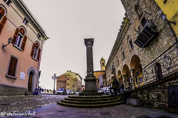 La Colonna delle Anella in piazza della Libertà a Bertinoro