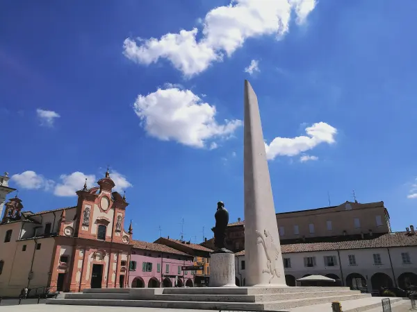 Il monumento a Francesco Baracca in piazza a Lugo