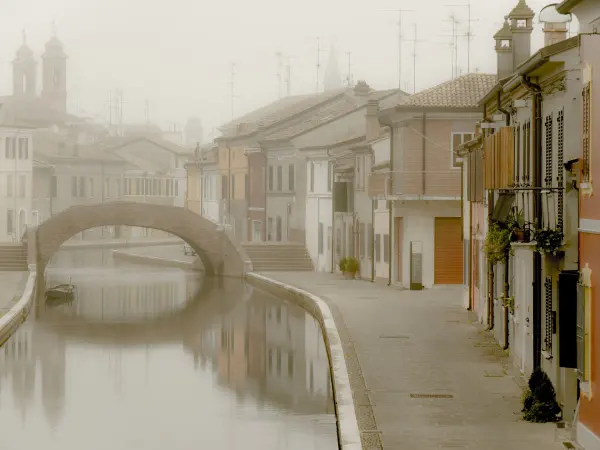 La prima nebbia d'autunno sui canali di Comacchio