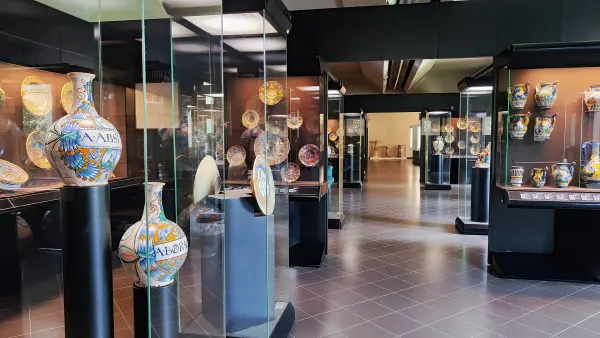 La sala del Rinascimento al Museo internazionale delle ceramiche di Faenza