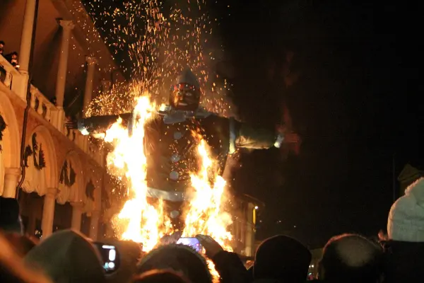 Il Niballo brucia in piazza a Faenza la notte del 5 gennaio
