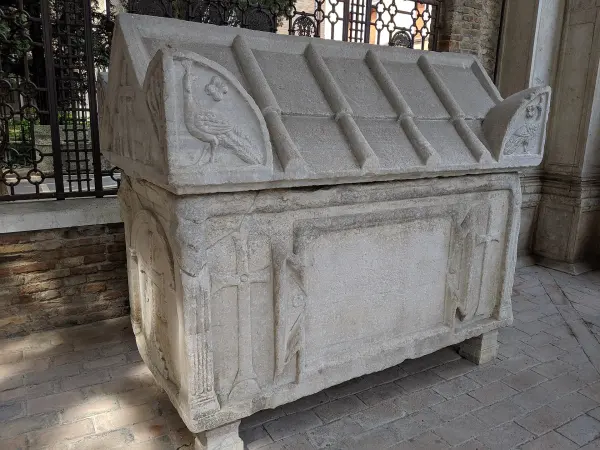Il sarcofago nel quadrarco di Braccioforte, accanto alla tomba di Dante a Ravenna