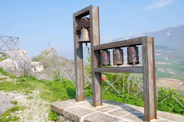 La campana e le ruote di preghiera tibetane in cima a Pennabilli