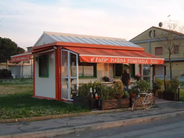 Un chiosco della piadina a strisce