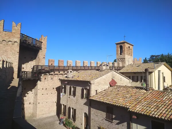 I camminamenti di ronda e il borgo di Gradara
