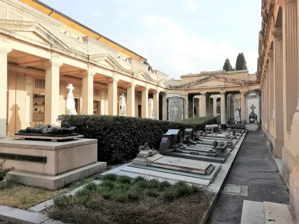 Un chiostro della Certosa di Bologna