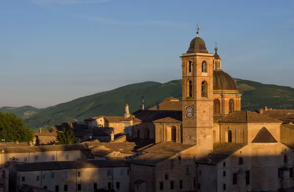 Il Duomo e il campanile di Urbino al tramonto