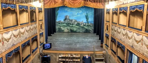 La sala e i palchi in legno del Teatro Angelo Mariani, Sant'Agata Feltria