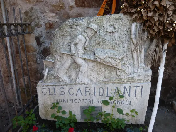 Il bassorilievo degli scariolanti romagnoli nel borgo di Ostia Antica