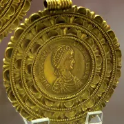 Medaglione d'oro di Galla Placidia coniato a Ravenna