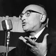 Pietro Nenni durante un comizio